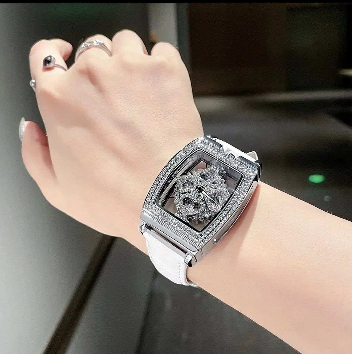 Montre Élégante à Décoration Qui Tourne
