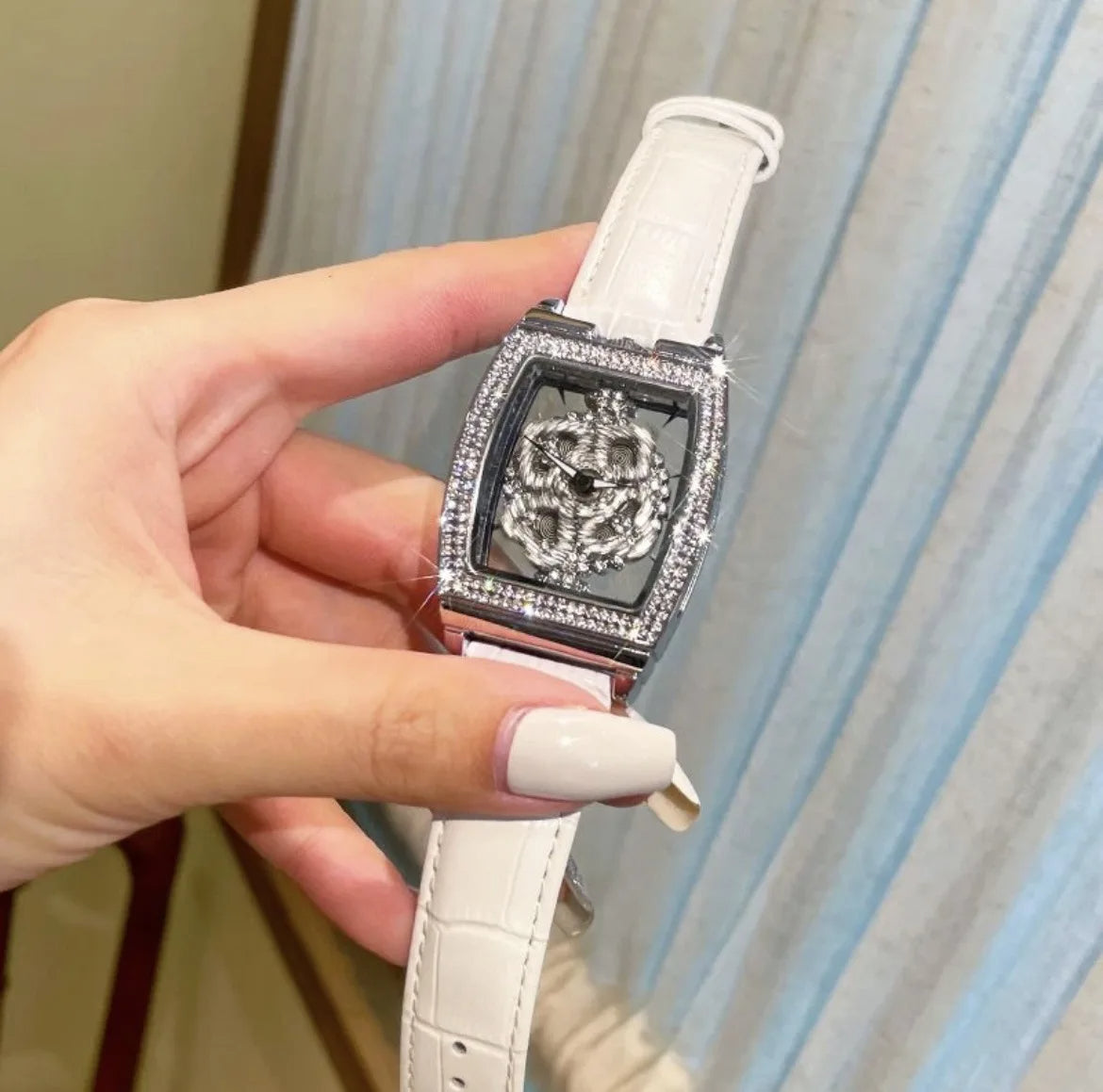 Montre Élégante à Décoration Qui Tourne