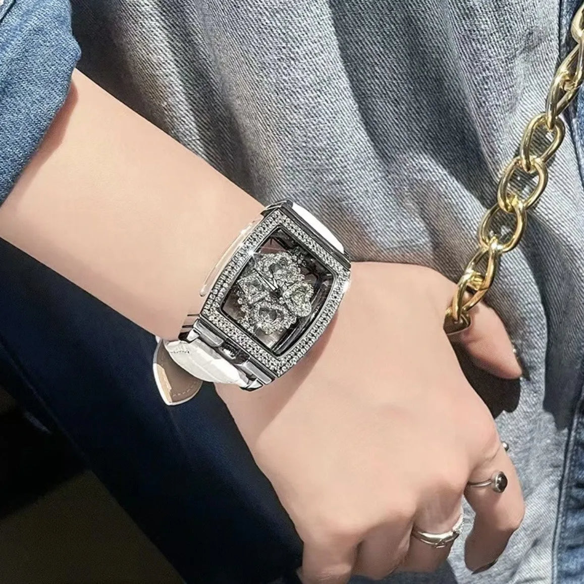 Montre Élégante à Décoration Qui Tourne