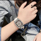 Montre Élégante à Décoration Qui Tourne