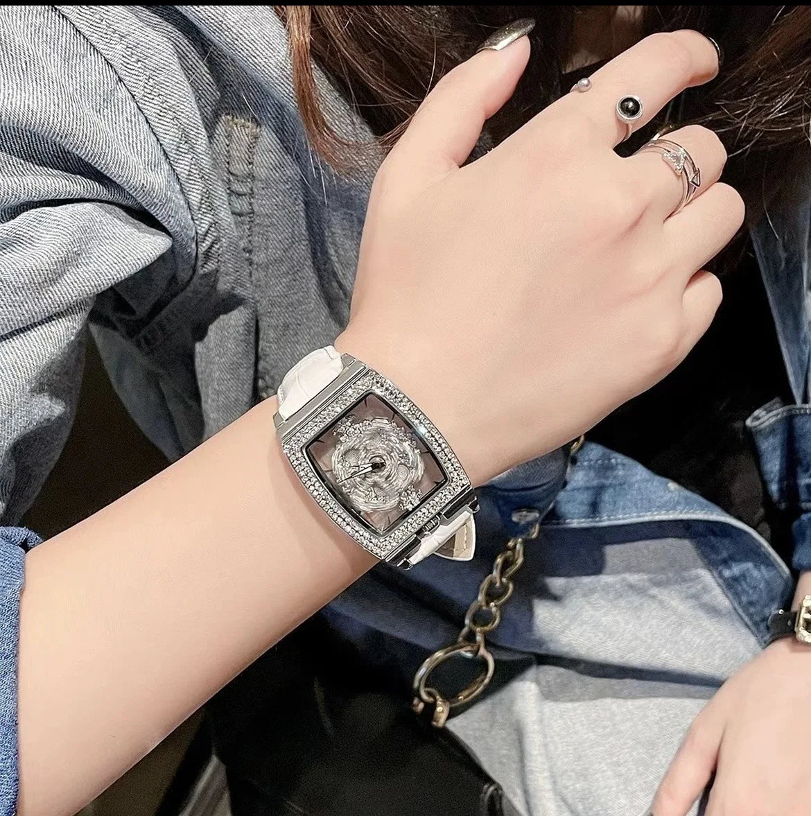 Montre Élégante à Décoration Qui Tourne