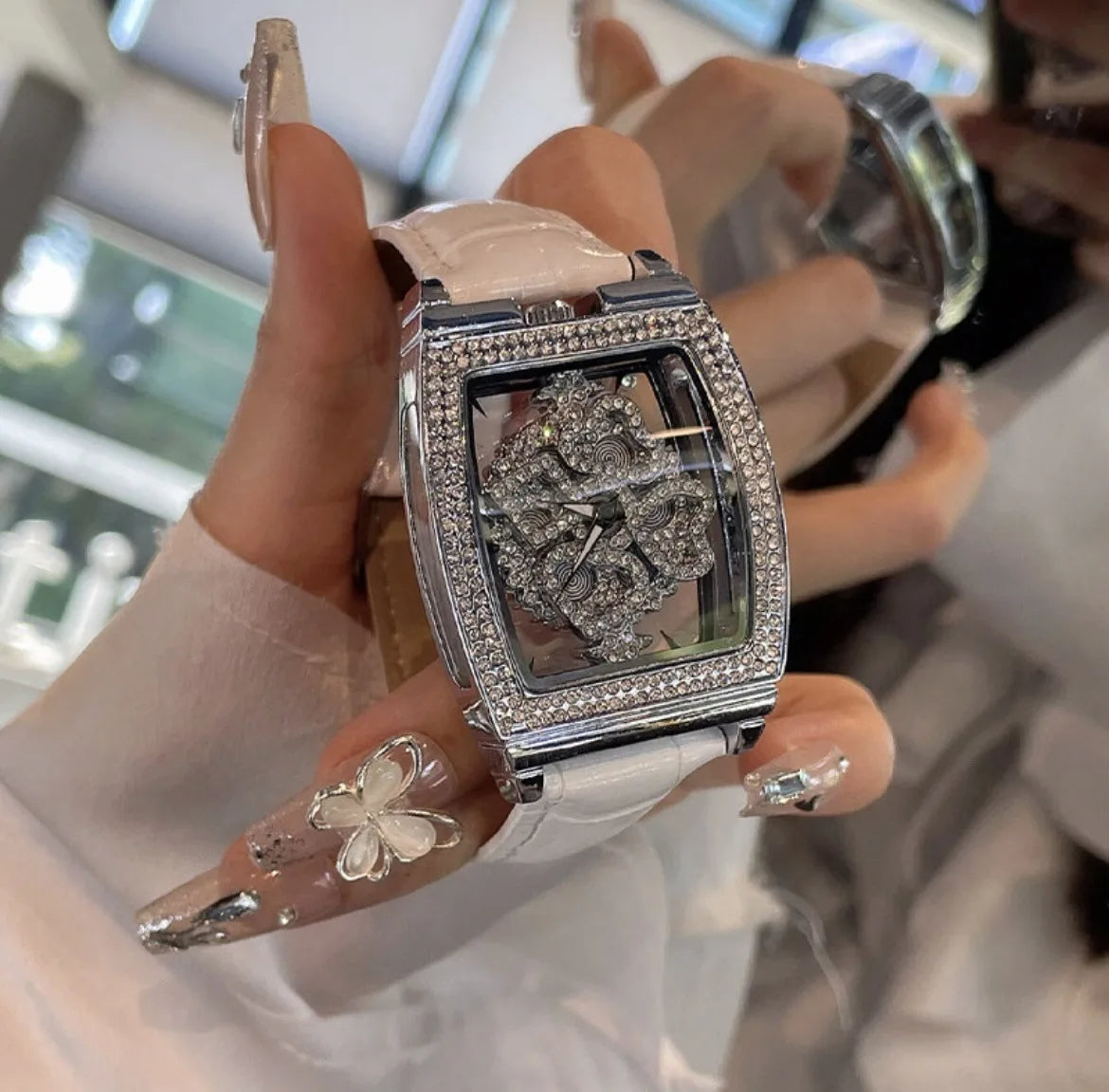 Montre Élégante à Décoration Qui Tourne