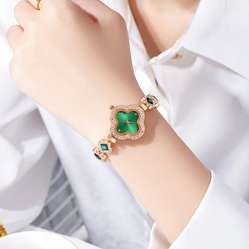 Montre tendance avec trèfle à quatre feuilles