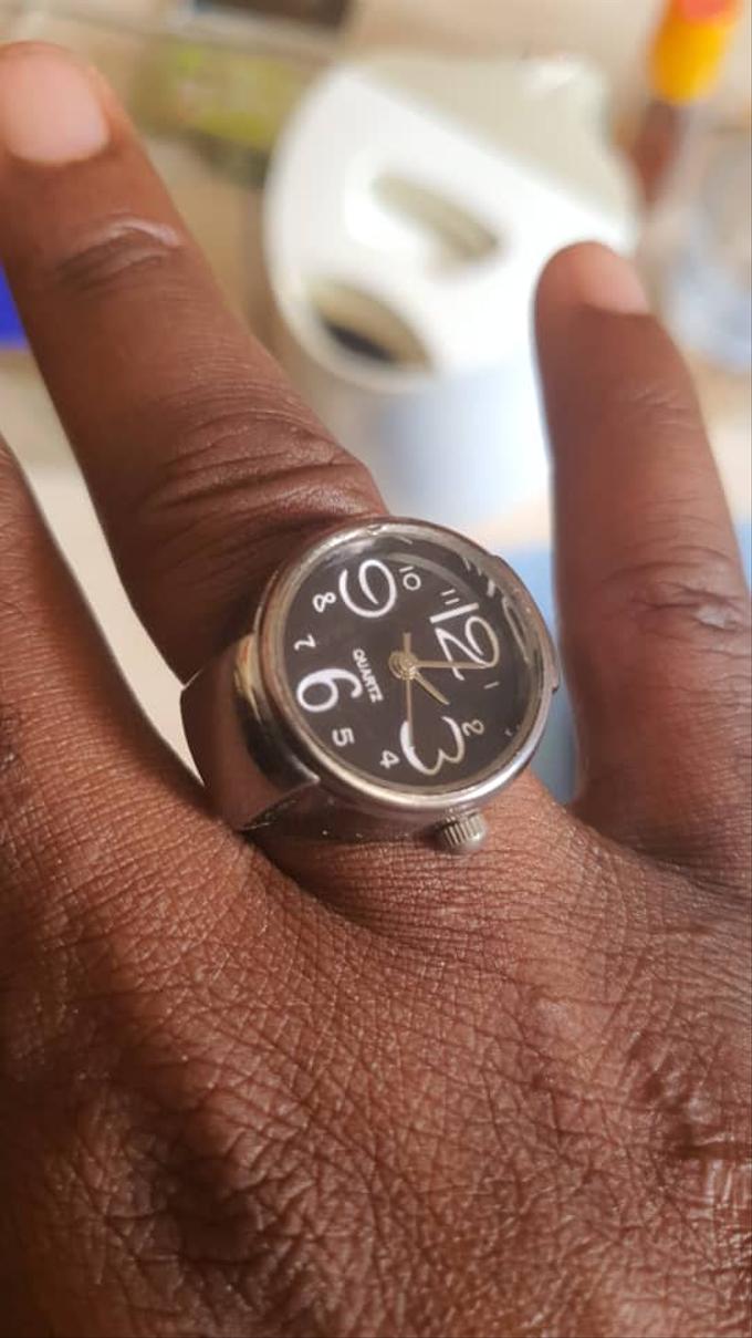 Montre à bague décorative réglable